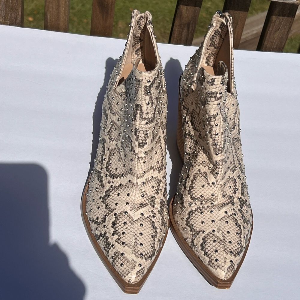 Steve Madden Animal Print Pointed Toe Ankle Boots Back Zipper Closure Size 8.5 - Picture 2 of 12
